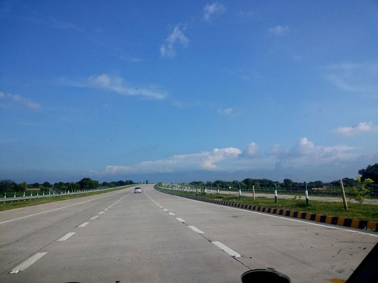 800px-Yamuna_Expressway_Delhi_Agra_India_August_2013