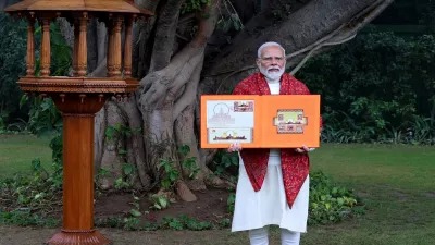 PM मोदी ने राम मंदिर पर स्मारक डाक टिकट जारी किया