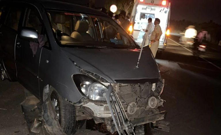 si6p27k4_sadvhi-jyoti-innova-crash-650_625x300_16_March_23