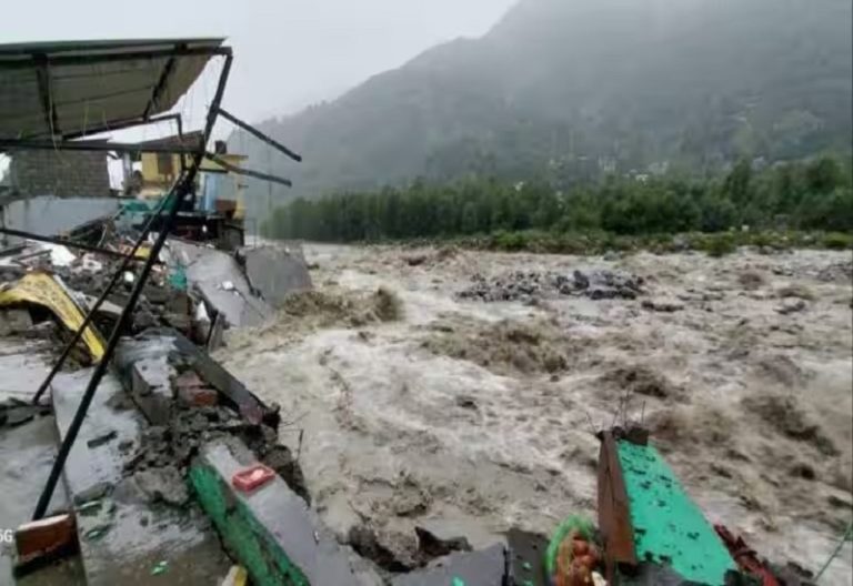 इंडोनेशिया के सुलावेसी द्वीप पर हुआ भूस्खलन, अब तक 18 लोगों की मौत