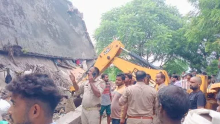 Heavy-rain-wreaks-havoc-in-Mainpuri-3-women-die