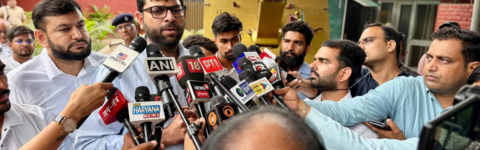 दिग्विजय चौटाला ने कहा कि राज्यपाल से मिलने के बाद उन्हें पूरी उम्मीद है कि युवाओं से जुड़े इस गंभीर मामले में सही जांच