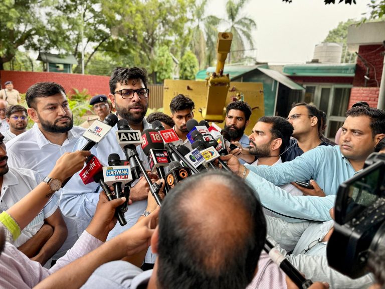 दिग्विजय चौटाला ने कहा कि राज्यपाल से मिलने के बाद उन्हें पूरी उम्मीद है कि युवाओं से जुड़े इस गंभीर मामले में सही जांच