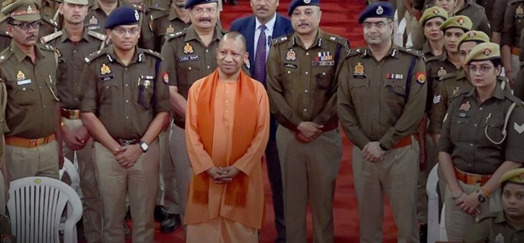 उत्तर प्रदेश में बीते वर्षों में कानून-व्यवस्था को लेकर उल्लेखनीय सुधार देखा गया है। एक समय दंगों और अपराध की घटनाओं से जूझता यह प्रदेश, अब दंगामुक्त और सुरक्षित माहौल की दिशा में तेज़ी से बढ़ रहा है। मुख्यमंत्री योगी आदित्यनाथ के नेतृत्व में सरकार ने अपराधियों और दंगाइयों के खिलाफ कठोर नीति अपनाई है
