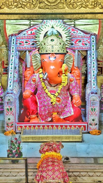 वर्षा ऋतु के आगमन के साथ ही आषाढ़ अमावस्या का विशेष महत्व है। यह दिन पितरों के स्मरण, दान-पुण्य, व्रत, और आत्मिक शुद्धि के लिए उत्तम है।