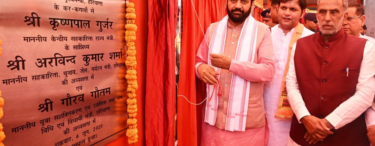 राहुल गांधी और कांग्रेस पार्टी को देश से माफी मांगनी चाहिए।