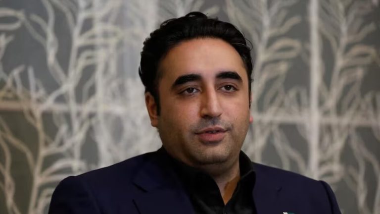 देखिये कहते है कौवा चला हंस की चल अपनी चाल भी भूल गया हंसी आती है ना जब हम ये मुहाबरा सुनते है अब देखिये मैंने भी कल पाकिस्तान के पूर्व विदेश मंत्री बिलावल भुट्टो-जरदारी के भाषण में सुना की भारत को आतंकवाद से लड़ना पाकिस्तान के ISI से सीखना चाहिए सही बात है एक देश ऐसा जो सिर्फ आतंकवाद को बढ़ावा दता है जहां बच्चे पैदा होते ही कलम की जगह कारतूस पकड़ते है वो देश इसके अलावा सीखा भी क्या सकता है लेकिन एक तरफ बेहद आश्चर्य होता है ये जानकर की ये भारत को आतंकवाद से लड़ना कैसे सिखाएंगे भारत ने तो ओपरेशन सिंदूर के तहत इनकी खटिया खड़ी कर दी है अब ऐसे में इनका उठना जमीं से मुश्किल हो गया है लेकिन ये बातें बड़ी बड़ी करते है बल्कि यूं कहले की औकात से ज्यादा बड़ी बातें करते है उन्होंने दावा किया कि पाकिस्तान अब आतंकवाद से लड़ने में माहिर हो चुका है और भारत को चाहिए कि वह पाकिस्तान की खुफिया एजेंसी ISI से सीखे कि दहशतगर्दी से कैसे निपटा जाता है...इस दौरान पाकिस्तान के पूर्व विदेश मंत्री बिलावल भुट्टो ने कहा की अगर वाकई भारत आतंकवाद से लड़ना चाहता है तो उसे पाकिस्तान आना चाहिए हमारे ISI से सीखें कि आतंकवाद का मुकाबला कैसे करते हैं देखिये इस दौरान उन्होंने कहा की पाकिस्तान अब भी भारत के साथ मिलकर आतंकवाद से लड़ना चाहता है लेकिन सवाल ये है की और कौन स मुल्क है जो पाकिस्तान के बाद भी आतंकवाद को बढ़ावा देता है और हम जब जानते है की पाकिस्तान ही आतंवादी देश है तो उसी के पास जाएं हम क्या बात है कहीं ऐसा तो नहीं की पाकिस्तान भी हमारे देश के ओपरेशन सिंदूर से खुश हो गया है और इसलिए ये रडनीति बना रहा है इस दौरान उन्होंने एक बड़ी एहम बात की जिसमे उनका मतलब भी शामिल रहा है देखिये भुट्टो ने कहा की 1.5 से 1.7 अरब लोगों का भविष्य ऐसे गैर-राज्य तत्वों के हवाले नहीं किया जा सकता, जो अपनी मर्जी से यह तय करें कि दो परमाणु ताकतें कब युद्ध में जाएंगी,,, इसके मद्देनजर उन्होंने कहा की वक्त आ गए है की दोनों देशो के यानि की भारत के RAW को और पाकिस्तान के ISI को साथ मिलकर बात करना चाहिए ऐसे में दोनों देशो में आतंकवाद को लेकर बड़ा अंतर आएगा