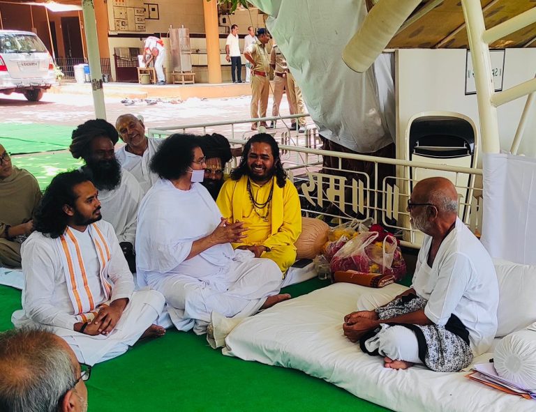 जैन आचार्य लोकेशजी ने पूज्य मोरारी बापू की जीवन संगिनी नर्मदा बा को श्रद्धांजलि अर्पित की