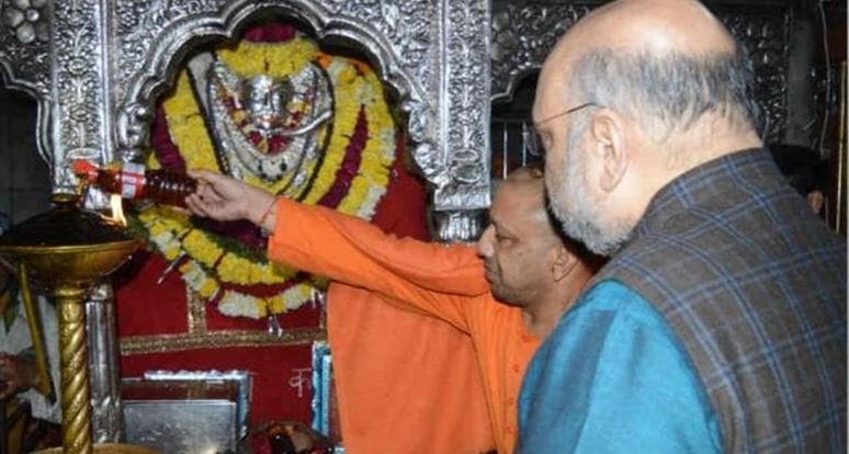 गृहमंत्री अमितशाह की वीडियो हुई वायरल महादेव की नगरी वाराणसी की गाथा जितना कहें उतना कम है पुजारियों ने उतारा अमितशाह की नजर इस दौरान 4 राज्यों के मुख्यमंत्री भी शामिल थे