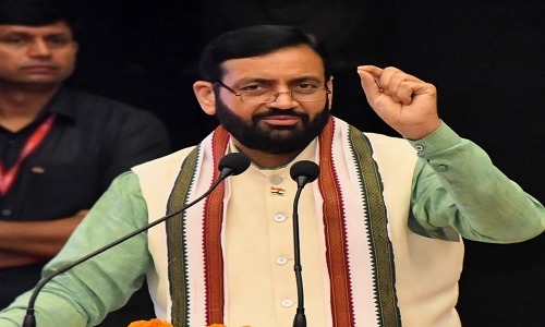 गुरुग्राम। मुख्यमंत्री नायब सिंह सैनी ने महिला मॉक पार्लियामेंट कार्यक्रम को संबोधित करते हुए 25 जून 1975 को देश के लोकतंत्र पर हुए हमले को याद किया। उन्होंने कहा कि यह दिन भारतीय लोकतंत्र के इतिहास का एक काला अध्याय है, जब तत्कालीन कांग्रेस सरकार ने आपातकाल (इमरजेंसी) की घोषणा कर देशवासियों की आवाज को कुचलने का काम किया। मुख्यमंत्री सैनी ने कहा कि आपातकाल के दौरान जो यातनाएं आम नागरिकों, विपक्षी नेताओं और पत्रकारों ने सही, उन्हें देश कभी नहीं भूल सकता। उन्होंने कांग्रेस पार्टी पर निशाना साधते हुए कहा कि आज उसी पार्टी की चौथी पीढ़ी का युवराज चुनी हुई सरकार और प्रधानमंत्री नरेंद्र मोदी के खिलाफ दुष्प्रचार कर रहा है। उन्होंने कहा, “चुनाव में अयोग्य घोषित होने के बाद 25 जून 1975 को रात 12 बजे इमरजेंसी लागू कर पूरे देश का गला घोंट दिया गया। उस समय के शासन में अंग्रेजों के ज़माने से भी अधिक अत्याचार जनता पर हुए। संविधान को रौंदा गया, अभिव्यक्ति की स्वतंत्रता छीनी गई, और लोकतांत्रिक मूल्यों को ताक पर रख दिया गया।” मुख्यमंत्री ने प्रधानमंत्री नरेंद्र मोदी के नेतृत्व की सराहना करते हुए कहा कि आज भारत संविधान के अनुरूप एक नई दिशा में आगे बढ़ रहा है। उन्होंने कहा कि सरदार वल्लभभाई पटेल ने देश की 562 रियासतों को जोड़ने का कार्य किया, लेकिन कश्मीर का मसला उस समय की सरकार की दुर्बलता की वजह से वर्षों तक देश के लिए चुनौती बना रहा। नायब सिंह सैनी ने विपक्ष पर तीखा हमला बोलते हुए पूछा कि "विपक्ष आखिर कब 1975 के आपातकाल और 1984 के सिख विरोधी दंगों के लिए देश से माफी मांगेगा?" उन्होंने कहा, “संसद ईंटों की इमारत नहीं, बल्कि लोकतंत्र का मंदिर है। लेकिन विपक्ष के व्यवहार से उसकी गरिमा को लगातार ठेस पहुंची है। उन्होंने राष्ट्रपति, प्रधानमंत्री और लोकसभा अध्यक्ष जैसे संवैधानिक पदों का भी सम्मान नहीं किया।” मुख्यमंत्री ने मॉक पार्लियामेंट में हिस्सा लेने वाली सभी महिलाओं को शुभकामनाएं देते हुए कहा कि संसद में बोले गए एक-एक शब्द का समाज पर प्रभाव पड़ता है। संसद देश की जनभावनाओं और आकांक्षाओं का प्रतिबिंब होती है। उन्होंने अंत में कहा कि “2047 तक क्रांतिकारी वीरों के सपनों का भारत बनाना प्रधानमंत्री नरेंद्र मोदी का संकल्प है और हम सबको इसमें अपनी भागीदारी सुनिश्चित करनी चाहिए।”