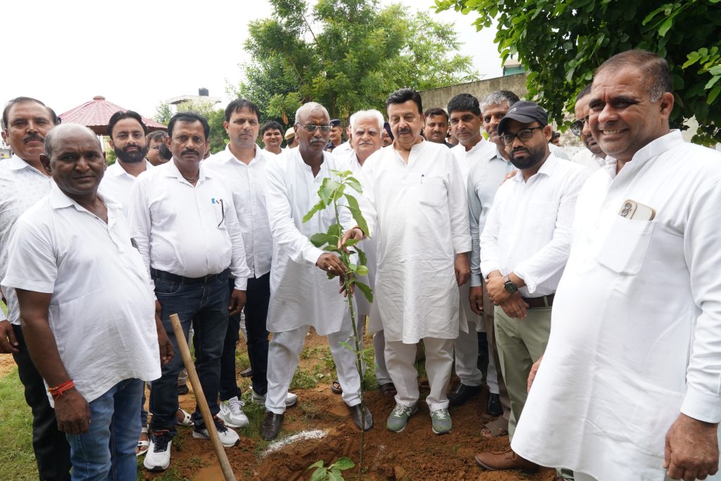 उद्योग एवं वाणिज्य मंत्री राव नरबीर सिंह नगर पालिका, फर्रुखनगर की दूसरी जनरल बॉडी मीटिंग में पहुंचे