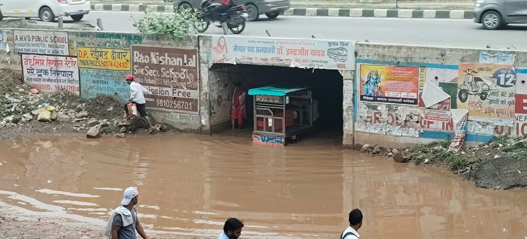 नगर निगम में बैठे अधिकारी सरकार के सभी प्रयासों को फेल करने में लगे हुए। मानेसर नगर निगम भ्रष्टाचार की भेंट चड्ढा, गांव की हालत खराब।