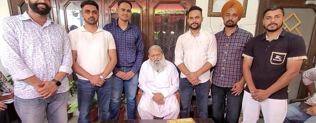 आईसीएस कोचिंग सेंटर के विद्यार्थी है जोकि मंत्री अनिल विज से ज्वाइंनिंग से पहले आर्शीवाद लेने के लिए पहुंचे थे।