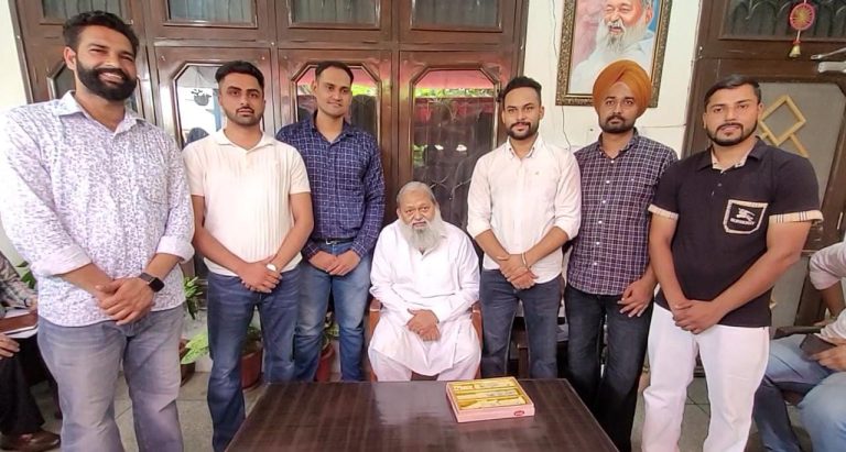 आईसीएस कोचिंग सेंटर के विद्यार्थी है जोकि मंत्री अनिल विज से ज्वाइंनिंग से पहले आर्शीवाद लेने के लिए पहुंचे थे।
