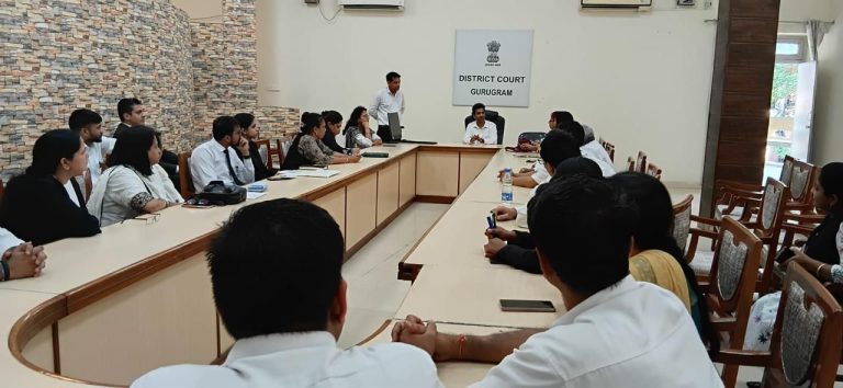 गुरुग्राम जिला न्यायालय के कॉन्फ्रेंस हॉल में मध्यस्थता अधिवक्ताओं एवं पैनल पैरालीगल स्वयंसेवकों की बैठक