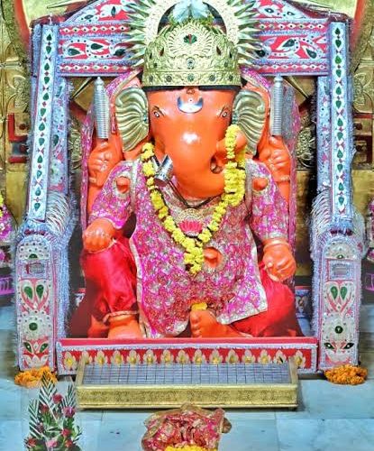 शनि -: मीन राशि उत्तर भाद्रपद नक्षत्र चरण 2 में (नक्षत्र स्वामी शनि)
