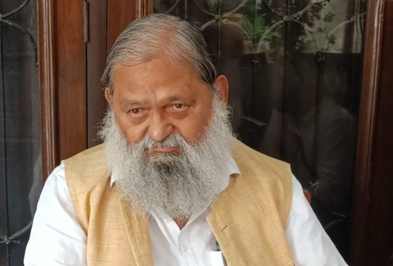 पार्किंग बनाने के संबंध में पूछे गए सवाल के जवाब में उन्होंने कहा कि ‘‘कुछ लोग रेहडी-रिक्शा लगाकर देश को आगे बढाने का काम कर रहे