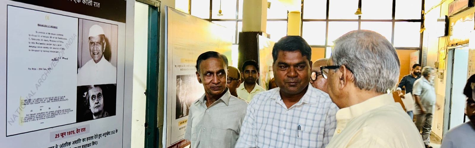 हरियाणा द्वारा आपातकाल के पीड़ितों को श्रद्धांजलि व सम्मान देने के लिए स्लाइड्स के माध्यम से बतलाई गई संविधान की मर्यादा पर हुए हमले और लोकतंत्र के सत्याग्रहियों के संघर्ष की कहानी