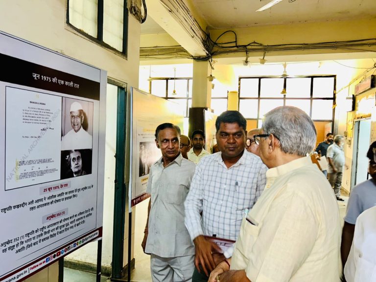 हरियाणा द्वारा आपातकाल के पीड़ितों को श्रद्धांजलि व सम्मान देने के लिए स्लाइड्स के माध्यम से बतलाई गई संविधान की मर्यादा पर हुए हमले और लोकतंत्र के सत्याग्रहियों के संघर्ष की कहानी
