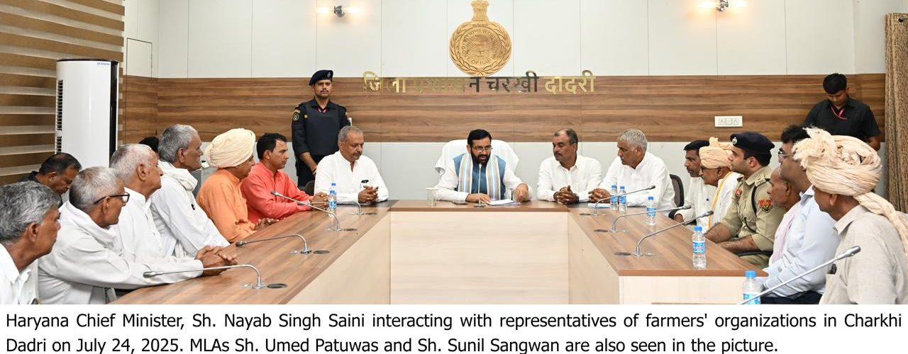 सांगवान, फौगाट सहित जिले की प्रमुख खापों के प्रतिनिधियों ने भी मुख्यमंत्री से भेंट की और विभिन्न सामाजिक मुद्दों पर चर्चा की।