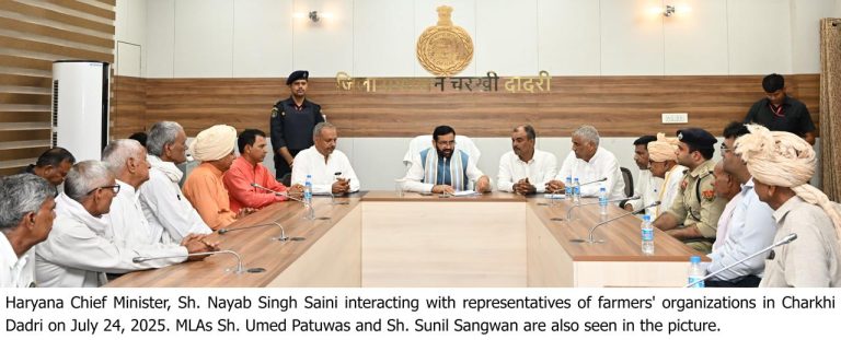 सांगवान, फौगाट सहित जिले की प्रमुख खापों के प्रतिनिधियों ने भी मुख्यमंत्री से भेंट की और विभिन्न सामाजिक मुद्दों पर चर्चा की।