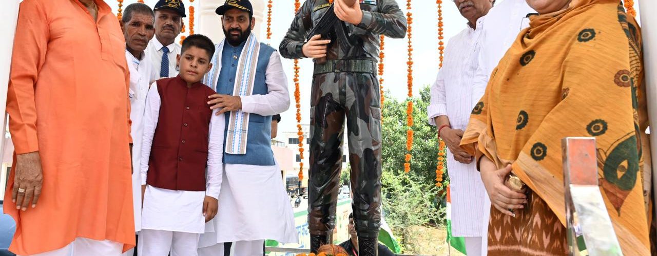 मुख्यमंत्री ने बाढ़डा विधानसभा क्षेत्र के झोझूकलां में अमर शहीद अरविंद सांगवान की प्रतिमा का किया अनावरण
