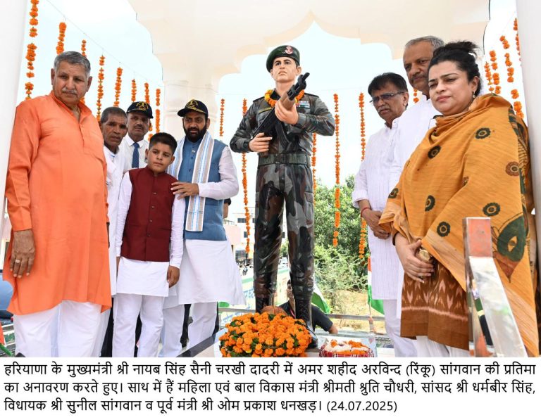 मुख्यमंत्री ने बाढ़डा विधानसभा क्षेत्र के झोझूकलां में अमर शहीद अरविंद सांगवान की प्रतिमा का किया अनावरण