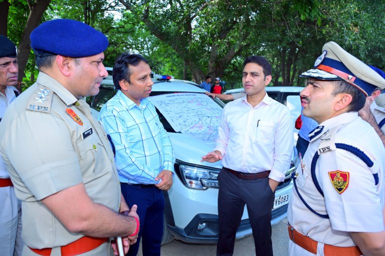 डीसी अजय कुमार और सीपी विकास अरोड़ा ने परीक्षा से जुड़ी तैयारियों का लिया जायजा - सुबह चार बसे से आरंभ होगी बस सेवा, परीक्षा केंद्र पर 45 मिनट पहले तक मिलेगा परीक्षार्थियों को प्रवेश