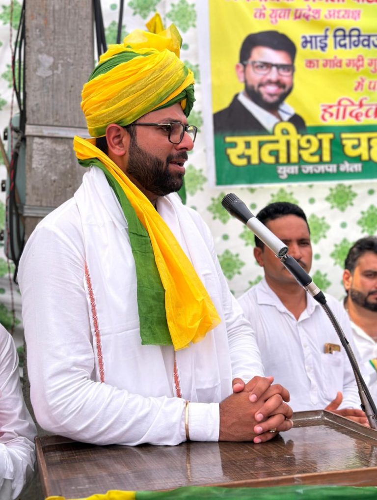 किसानों को ना तो समय पर डीएपी मिली और ना ही यूरिया मिल रही।