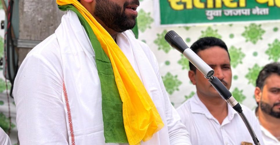 किसानों को ना तो समय पर डीएपी मिली और ना ही यूरिया मिल रही।