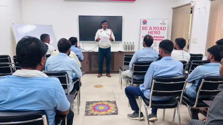यातायात नियमों की पालना अपनी जिम्मेदारी समझकर उनको अपनाने के लिए भी प्रेरित किया गया।