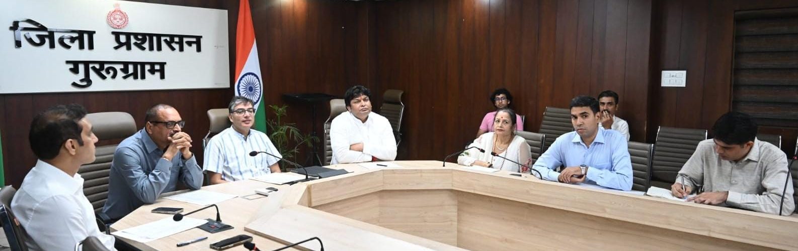 बैठक में तीन दिन के भीतर कचरा एकत्रित करने वाली गाडिय़ों की संख्या बढ़ाने, मुख्य सड़कों से कचरे की ट्रालियां हटाने, गुरुग्राम में बाहर से आने वाले कूड़े पर रोक लगाने, सीएंडी