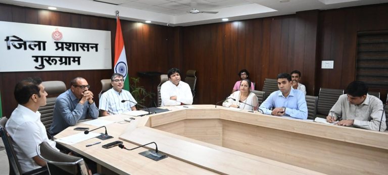 बैठक में तीन दिन के भीतर कचरा एकत्रित करने वाली गाडिय़ों की संख्या बढ़ाने, मुख्य सड़कों से कचरे की ट्रालियां हटाने, गुरुग्राम में बाहर से आने वाले कूड़े पर रोक लगाने, सीएंडी