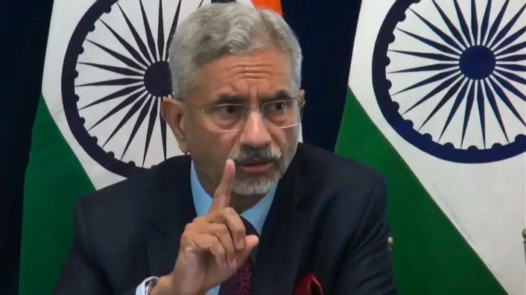 आखिर क्यों बार बार युद्ध विराम का क्रेडिट ले रहें है ट्रम्प विदेश मंत्री एस जयशंकर अमेरिका में ही ट्रम्प को सुनाया अभी अभी भी क्रेडिट लेने से पीछे नहीं है ट्रम्प क्यों भारत-पाकिस्तान DGMO के बीच हुआ, इसको यहीं छोड़ता हूं. अमेरिका के धरती पर ही एस जय शंकर ने दहाड़ा