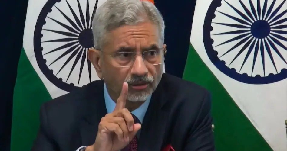 आखिर क्यों बार बार युद्ध विराम का क्रेडिट ले रहें है ट्रम्प विदेश मंत्री एस जयशंकर अमेरिका में ही ट्रम्प को सुनाया अभी अभी भी क्रेडिट लेने से पीछे नहीं है ट्रम्प क्यों भारत-पाकिस्तान DGMO के बीच हुआ, इसको यहीं छोड़ता हूं. अमेरिका के धरती पर ही एस जय शंकर ने दहाड़ा
