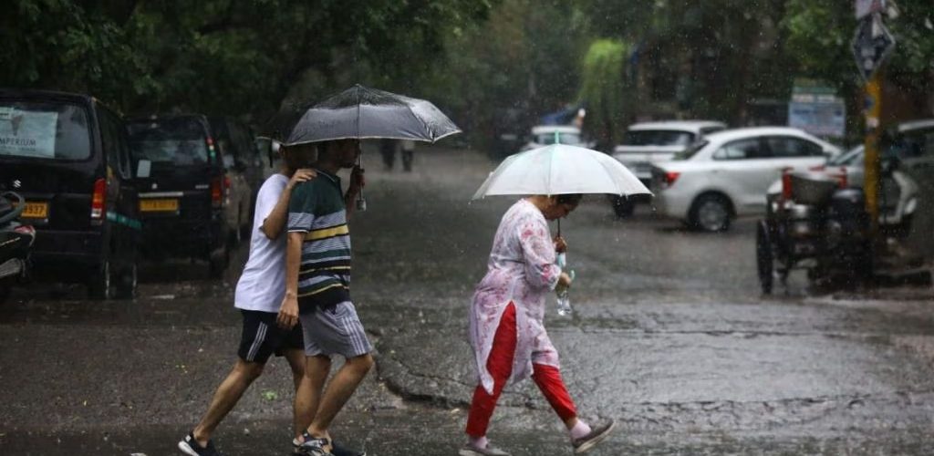 Delhi Weather Today: मौसम ने ली करवट, बारिश से भीगा पूरा NCR,
