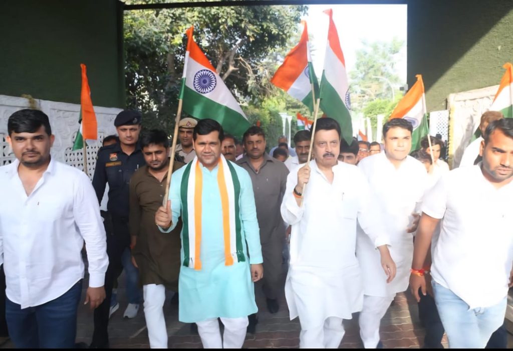 ढोल नगाड़ों के साथ यात्रा के दौरान जय हिंद-भारत माता की जय के नारों से सम्मलित कार्यकर्तओं के साथ-साथ आने जाने वाले राहगीर भी पूरे जोश में नारे