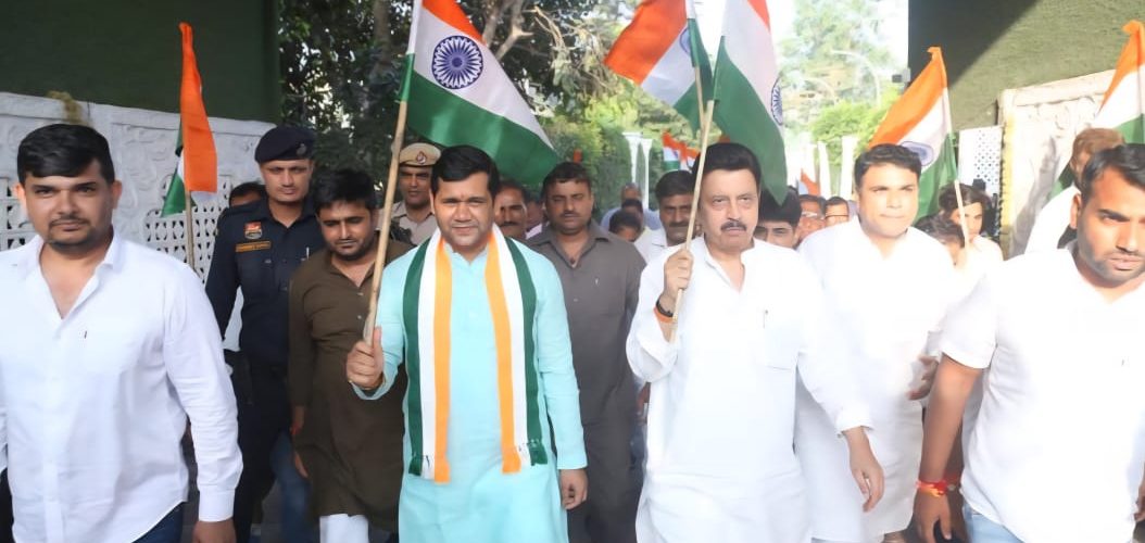 ढोल नगाड़ों के साथ यात्रा के दौरान जय हिंद-भारत माता की जय के नारों से सम्मलित कार्यकर्तओं के साथ-साथ आने जाने वाले राहगीर भी पूरे जोश में नारे