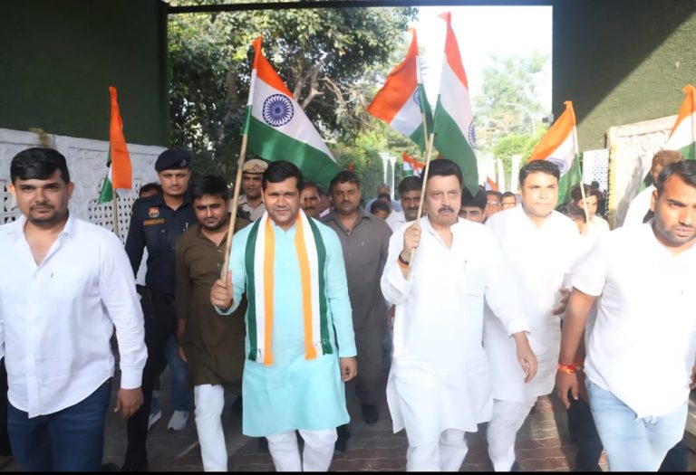 ढोल नगाड़ों के साथ यात्रा के दौरान जय हिंद-भारत माता की जय के नारों से सम्मलित कार्यकर्तओं के साथ-साथ आने जाने वाले राहगीर भी पूरे जोश में नारे