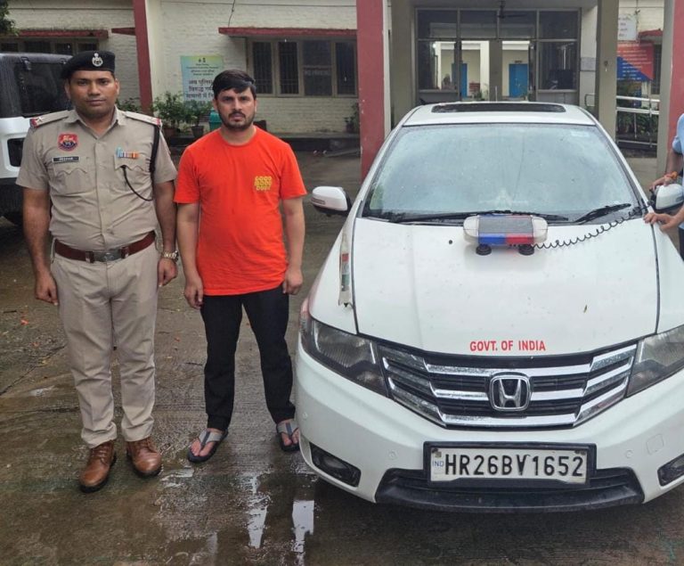 फर्जी IAS अधिकारी बनकर नौकरी लगवाने, कर्मचारियों का ट्रांसफर करवाने के नाम पर रूपए ऐंठने तथाफर्जी आर्म्स लाईसेंस रखने वाला आरोपी गिरफ्तार।