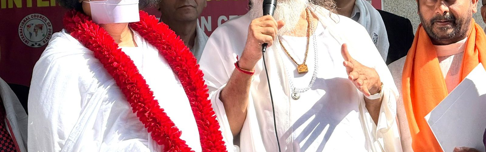 गीता मनीषी स्वामी ज्ञाननंद जी महाराज ने कहा कि विश्व शांति, अहिंसा और अंतरधार्मिक सद्भाव के लिए अथक प्रयास करने होंगे |