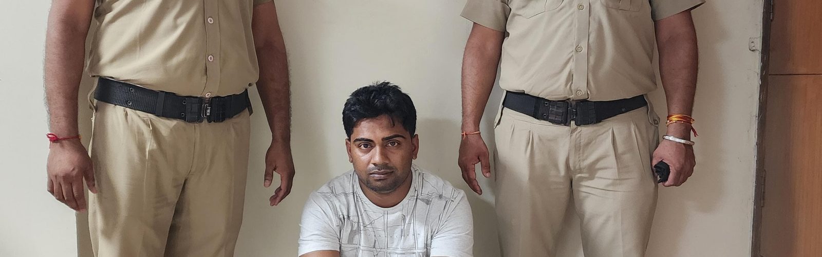 यह शादीशुदा है और इसके 01 बेटा भी है।