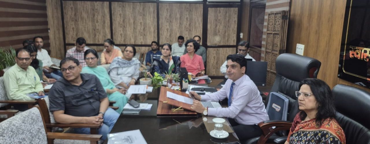 फॉगिंग, लार्वा नाशक दवाओं का छिड़काव और रक्त स्लाइड तैयार करने के लिए प्रेरित करने के निर्देश दिए। उन्होंने स्पष्ट किया कि रोकथाम के उपायों में किसी प्रकार की ढिलाई न बरती जाए। रोडवेज विभाग को ब्लैक आयल उपलब्ध कराने तथा बस अड्डों और वर्कशॉप में पड़े खराब टायरों की नियमित सफाई करने के निर्देश दिए गए, ताकि मच्छरों के प्रजनन स्थलों को खत्म किया जा सके।
