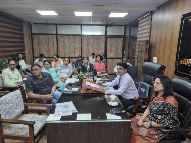फॉगिंग, लार्वा नाशक दवाओं का छिड़काव और रक्त स्लाइड तैयार करने के लिए प्रेरित करने के निर्देश दिए। उन्होंने स्पष्ट किया कि रोकथाम के उपायों में किसी प्रकार की ढिलाई न बरती जाए। रोडवेज विभाग को ब्लैक आयल उपलब्ध कराने तथा बस अड्डों और वर्कशॉप में पड़े खराब टायरों की नियमित सफाई करने के निर्देश दिए गए, ताकि मच्छरों के प्रजनन स्थलों को खत्म किया जा सके।