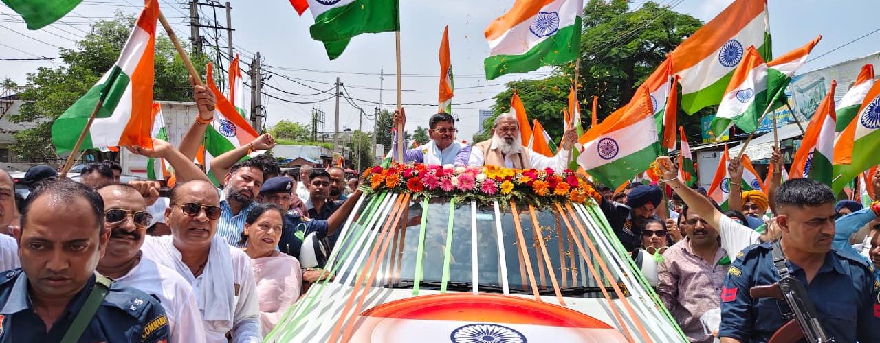देशभक्ति की भावना लोगों में जब हुंकार लेने लगती है तो बड़े-बड़े देश के दुश्मन डरकर भाग जाते हैं