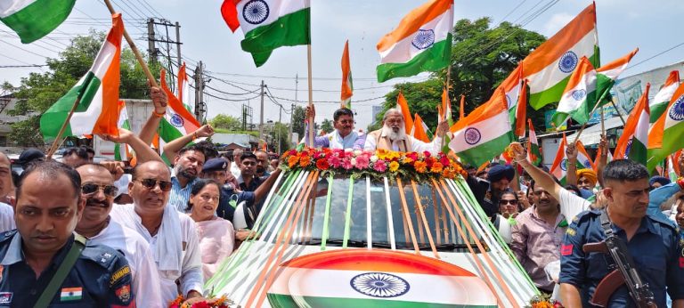 देशभक्ति की भावना लोगों में जब हुंकार लेने लगती है तो बड़े-बड़े देश के दुश्मन डरकर भाग जाते हैं