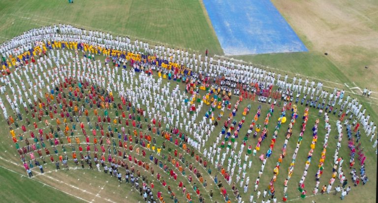 कार्यक्रम में विभिन्न विद्यालयों के छात्रों ने रंग-बिरंगी वेशभूषा, आकाश की ओर हाथ लहराते हुए