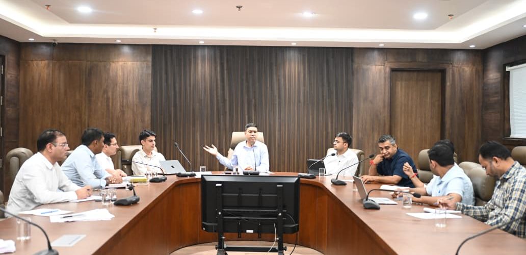 नगर निगम गुरुग्राम के आयुक्त प्रदीप दहिया ने शुक्रवार को निगम कार्यालय में अधिकारियों के साथ बैठक में कहा कि हमारा लक्ष्य शहर को स्वच्छ, सुरक्षित और सुव्यवस्थित बनाना है। किसी भी स्तर पर लापरवाही या बाधा बर्दाश्त नहीं की जाएगी।