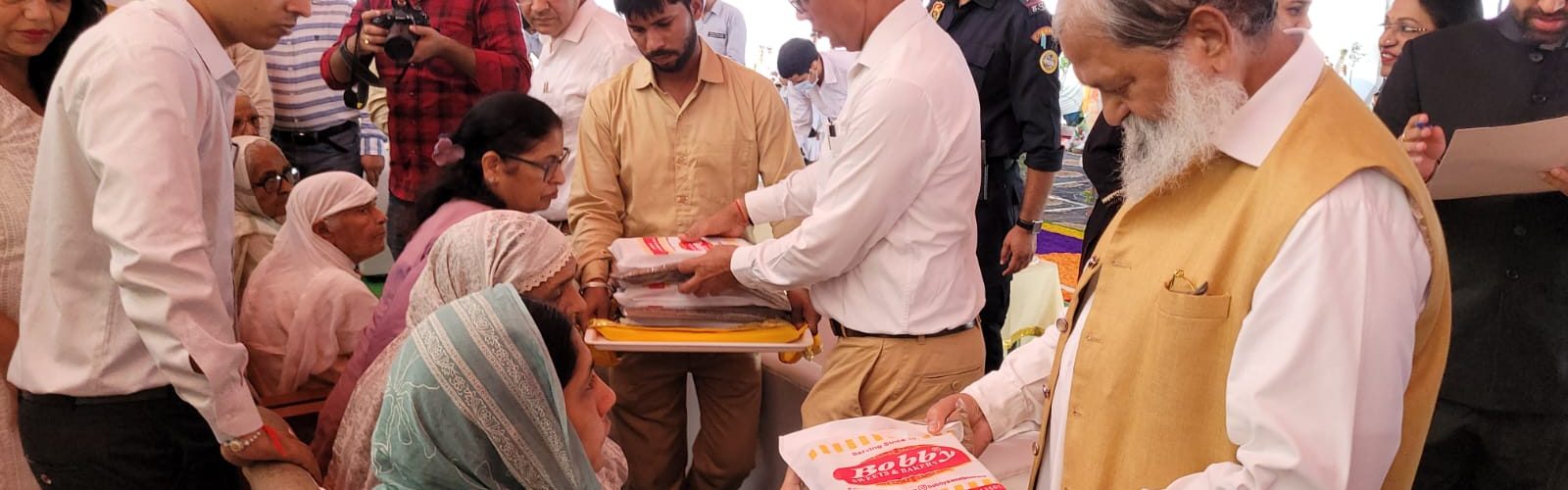 प्रधानमंत्री जी द्वारा बताए गए विकसित भारत के चार स्तंभ-‘‘युवा, अन्नदाता, महिला और गरीब’’-को सशक्त बनाने की दिशा में हरियाणा सरकार ने अभूतपूर्व कदम उठाए - ऊर्जा, परिवहन एवं श्रम मंत्री श्री अनिल विज हमारी डबल इंजन सरकार विकसित भारत के संकल्प के साथ साल 2047 तक एक विकसित हरियाणा का स्पष्ट रोडमैप लेकर आगे बढ़ रही - अनिल विज श्री विज ने आज यमुनानगर में स्वतंत्रता दिवस के अवसर पर ध्वजारोहण किया, अपना शुभ संदेश दिया, देशवासियों को दी बधाई व शुभकामनाएं ऊर्जा मंत्री ने ज्ञात-अज्ञात शहीदों को किया नमन, शहीद स्मारक पहुंचकर शहीदों को दी श्रद्धाजंलि श्री विज ने रंगारंग कार्यक्रम प्रस्तुत करने के लिए 10 लाख रूपए प्रोत्साहित स्वरूप राशि देने और 16 अगस्त को स्कूलों में छुटटी की घोषणा की चण्डीगढ, 15 अगस्त- हरियाणा के ऊर्जा, परिवहन एवं श्रम मंत्री श्री अनिल विज ने आज स्वतंत्रता दिवस के अवसर पर शहीदों को नमन करते हुए विकसित भारत के संकल्प को दोहराते हुए कहा कि प्रधानमंत्री जी द्वारा बताए गए विकसित भारत के चार स्तंभ-‘‘युवा, अन्नदाता, महिला और गरीब’’-को सशक्त बनाने की दिशा में हरियाणा सरकार ने अभूतपूर्व कदम उठाए हैं। उन्होंने कहा कि हमारी डबल इंजन सरकार हरियाणा को नई ऊंचाइयों पर ले जाने के लिए विकसित भारत के संकल्प के साथ साल 2047 तक एक विकसित हरियाणा का स्पष्ट रोडमैप लेकर आगे बढ़ रही हैं। श्री विज आज यमुनानगर में स्वतंत्रता दिवस के अवसर पर आयोजित कार्यक्रम में ध्वजारोहण करने के उपरांत उपस्थित स्वतंत्रता सेनानीगण, उनके परिजन, बुजुर्गों व बच्चों तथा अन्य गणमान्य व्यक्तियों सहित आए हुए जनसमूह को संबोधित कर रहे थे। इस मौके पर स्कूली बच्चों द्वारा रंगारंग सांस्कृतिक कार्यक्रम भी प्रस्तुत किया गया जिसके लिए श्री विज ने 10 लाख रूपए प्रोत्साहित स्वरूप अपने स्वैच्छिक कोष से राशि देने की घोषणा की तथा 16 अगस्त की स्कूलों में छुटटी की भी घोषणा की। इस अवसर पर उन्होंने सभी को स्वतंत्रता दिवस की हार्दिक शुभकामनाएं दी और उन वीर सैनिकों को नमन किया जो सीमाओं पर तिरंगे की शान बनाए रखने के लिए दिन-रात डटे हुए हैं। प्रधानमंत्री के नेतृत्व में ऑपरेशन सिंदूर और ऑपरेशन महादेव ने आतंकवाद को उसकी ही जमीन पर जवाब दिया - विज उन्होंने कहा कि आज हम उन ज्ञात-अज्ञात शहीदों को श्रद्धांजलि अर्पित कर रहे हैं, जिन्होंने भारत की एकता और अखंडता के लिए बलिदान दिया। जब-जब दुश्मन ने हमारी अस्मिता को चुनौती दी, हमारे वीर जवानों ने दुश्मन को करारा जवाब दिया। हाल ही में पहलगाम में हुए आतंकी हमले ने हमारी आत्मा को झकझोर दिया। लेकिन प्रधानमंत्री नरेंद्र मोदी के नेतृत्व में ऑपरेशन सिंदूर और ऑपरेशन महादेव ने आतंकवाद को उसकी ही जमीन पर जवाब दिया और दुनिया को स्पष्ट संदेश दिया कि ‘‘भारत अब चुप नहीं बैठेगा’’। अम्बाला छावनी में ‘आजादी की पहली लड़ाई का शहीद स्मारक’ बनाया जा रहा है - विज श्री विज ने कहा कि वर्तमान हरियाणा सरकार ने अक्तूबर 2014 से जून 2025 तक, 410 शहीदों के आश्रितों को अनुकंपा के आधार पर सरकारी नौकरी दी है। नौजवानों को सेना में भर्ती की तैयारी के लिए चरखी दादरी, हिसार और यमुनानगर में सशस्त्र बल तैयारी संस्थान खोलने का निर्णय लिया हैं, साथ ही रेवाड़ी में एक सैनिक संग्रहालय भी बनाने का प्रस्ताव है। उन्होंने कहा कि 10 मई 1857 को अम्बाला से उठी आजादी की चिंगारी ने पूरे देश में स्वतंत्रता की अलख जगा दी। उसी गौरवशाली स्मृति को संजोने के लिए अम्बाला छावनी में ‘आजादी की पहली लड़ाई का शहीद स्मारक’ बनाया जा रहा है। भारत दुनिया की तीसरी सबसे बडी अर्थव्यवस्था बनने की ओर अग्रसर- विज उन्होंने कहा कि आज भारत केवल सांस्कृतिक और सैन्य शक्ति ही नहीं, बल्कि आर्थिक ताकत के रूप में भी उभर रहा है और 11 वर्ष पहले 14वें स्थान पर रही हमारी अर्थव्यवस्था आज चौथी सबसे बड़ी अर्थव्यवस्था है जो जल्द ही तीसरे स्थान पर पहुंचने की ओर अग्रसर है। पिछले 11 वर्षों में देश में हुए क्रांतिकारी बदलाव प्रधानमंत्री के साहसिक और दूरदर्शी नेतृत्व का परिणाम हैं। पीएम किसान सम्मान निधि, उज्ज्वला योजना, आयुष्मान भारत, पीएम आवास, पीएम सूर्यघर और पीएम गरीब कल्याण अन्न योजनाएं जैसी पहलों ने करोड़ों भारतीयों को सम्मान, बराबरी और आत्मनिर्भरता का अवसर दिया है। ऐतिहासिक फैसलों ने देश को नई दिशा दी है। भगवान श्री राम लला मंदिर निर्माण, तीन तलाक की कुप्रथा का अंत, और अनुच्छेद 370 व 35ए हटाकर जम्मू-कश्मीर को अखंड भारत में शामिल करना, देश की एकता और सम्मान के प्रतीक हैं। ‘म्हारा गांव-जगमग गांव’ के तहत 24 घंटे बिजली देने की सफल योजना लागू- विज उन्होंने कहा कि गरीब और आमजन के जीवन स्तर में सुधार हमारी प्राथमिकता हैै। ‘म्हारा गांव-जगमग गांव’ के तहत 24 घंटे बिजली, हर घर नल से स्वच्छ जल, हैप्पी कार्ड से मुफ्त यात्रा, श्रमिकों को वित्तीय सहायता, किसानों को बोनस और मुआवजा जैसे कदम हमारी प्रतिबद्धता के साक्षी हैं। बिना पर्ची-बिना खर्ची के अब तक 1 लाख 80 हजार युवाओं को नौकरियां दी गई हैं, अनुबंध कर्मचारियों को सुरक्षा मिली है और योगयुक्त-नशामुक्त अभियान से लाखों युवाओं को नई दिशा दी गई है। खेल संस्कृति को बढ़ावा देने के लिए गांव-गांव इंडोर जिम, खेल नर्सरी और योगशालाएं बनाई जा रही हैं। हरियाणा आज ओलंपिक विजेताओं को देश में सबसे अधिक पुरस्कार राशि देने वाला राज्य है। ‘लाडो सखी’ और ‘ड्रोन दीदी’ जैसी योजनाओं से 2 लाख से अधिक महिलाएं आत्मनिर्भर बनी- विज श्री विज ने कहा कि किसानों की सभी फसलों की एमएसपी पर खरीद, आबियाने की समाप्ति, 20 साल से शामलात भूमि पर काबिज पट्टेदारों को मालिकाना हक, 15 हजार 465 करोड़ रूपए का फसल मुआवजा और प्रधानमंत्री किसान सम्मान निधि से 7,000 करोड़ रूपए का सीधा लाभ पहुंचाना हमारे अन्नदाताओं के सम्मान का प्रमाण हैं। महिलाओं के लिए ‘लाडो सखी’ और ‘ड्रोन दीदी’ जैसी योजनाओं से 2 लाख से अधिक महिलाएं आत्मनिर्भर बनी हैं। एक-तिहाई राशन डिपो, अटल किसान मजदूर कैंटीन और वीटा बिक्री केंद्र महिलाओं को सौंपे गए हैं तथा 131 महिला सांस्कृतिक केंद्र खोले गए हैैं। इसके अलावा, 500 रूपए में गरीब महिलाओं को गैस सिलेण्डर मुहैया करवाकर सस्ती गैस योजना से लाखों रसोई रोशन हुई हैं और पंचायतों में 50 प्रतिशत प्रतिनिधित्व से महिलाओं की भागीदारी सुनिश्चित की गई है। सरकार ने अनुसूचित जातियों में आरक्षण का पुनर्विभाजन कर वंचितों को दिया अधिकार - विज श्री विज ने कहा कि सरकार ने अनुसूचित जातियों में आरक्षण का पुनर्विभाजन कर वंचितों को अधिकार दिया है और पिछड़ा वर्ग की क्रीमीलेयर सीमा 6 लाख रूपए से बढ़ाकर 8 लाख रूपए की गई। गरीब परिवारों के लिए हैप्पी योजना से रोडवेज बसों में सालाना 1,000 कि.मी. मुफ्त यात्रा, मुख्यमंत्री विवाह शगुन योजना से बेटियों की शादी पर 71 हजार तक की सहायता और प्रधानमंत्री आवास योजना से 1 लाख 47 हजार मकान उपलब्ध कराए गए हैं। मुख्यमंत्री आवास योजना के तहत 14 शहरों में 15 हजार 256 और 58 ग्राम पंचायतों में 3 हजार 884 प्लॉट दिए गए हैं। आयुष्मान भारत-चिरायु योजना से 22 लाख लोगों को 5 लाख रूपए तक का मुफ्त इलाज मिल रहा है। किडनी रोगियों के लिए सभी सरकारी अस्पतालों और मेडिकल कॉलेजों में मुफ्त डायलिसिस सेवा शुरू की गई है। स्वामित्व योजना के तहत 20 साल से अधिक समय से काबिज दुकानों व मकानों का मालिकाना हक दिया- विज ऊर्जा मंत्री ने कहा कि निवेश और रोजगार को बढ़ावा देने के लिए हमारी सरकार ने बाधा पैदा करने वाले नियम खत्म कर, 150 से अधिक सेवाएं ऑनलाइन की हैं और सभी स्वीकृतियां 12 दिन में देने की व्यवस्था की है। प्रदेश में 10 नए आईएमटी स्थापित किए जा रहे हैं, जिनमें खरखौदा में मारुति सुजुकी का देश का सबसे बड़ा प्लांट युवाओं के लिए हजारों रोजगार लाएगा। व्यापारियों को राहत देने के लिए मुख्यमंत्री शहरी स्वामित्व योजना के तहत 20 साल से अधिक समय से काबिज दुकानों व मकानों का मालिकाना हक दिया गया है। साथ ही, प्रधानमंत्री लघु व्यापारी मानधन योजना से खुदरा विक्रेताओं को न्यूनतम मासिक पेंशन की सुविधा मिल रही है। अंबाला छावनी में बनाया जा रहा हवाई अडडा लगभग तैयार, जल्द ही यहां से उडानें शुरू होंगी - विज उन्होंने कहा कि वन महोत्सव और एक पेड़ मां के नाम अभियान के तहत 2 करोड़ से अधिक पौधे लगाए जा रहे हैं। गांवों में ठोस-तरल कचरा प्रबंधन, 2 हजार 88 अमृत सरोवर और भूजल रिचार्ज जैसी परियोजनाएं क्रियान्वित की हैं। फरीदाबाद व करनाल को स्मार्ट सिटी बनाया जा रहा है, जबकि पीएम ई-बस सेवा के तहत 7 शहरों के लिए 450 बसें स्वीकृत हैं। हिसार का महाराजा अग्रसेन हवाई अड्डा हरियाणा का सबसे बड़ा एयरपोर्ट बनकर औद्योगिक व आर्थिक विकास का नया अध्याय लिख रहा है, जहां से हाल ही में श्री राम लला अयोध्या के लिए हवाई सेवाएं शुरू हुईं। इसी प्रकार, हरियाणा को नई ऊंचाईयों पर ले जाने के लिए अंबाला छावनी में भी बनाया जा रहा हवाई अडडा लगभग तैयार है और जल्द ही यहां से उडानें शुरू होंगी। ऊर्जा मंत्री की अपील- हर चुनौती में देश की गरिमा, अखंडता और स्वतंत्रता की रक्षा करेंगे श्री विज ने उपस्थित लोगों से अपील करते हुए कहा कि हम संकल्प लें कि हर चुनौती में देश की गरिमा, अखंडता और स्वतंत्रता की रक्षा करेंगे, और आने वाले कल के लिए सशक्त, आत्मनिर्भर, विश्व में अग्रणी भारत की नींव रखेंगे क्योंकि यही हमारे शहीदों के प्रति सच्ची श्रद्धांजलि होगी। इस अवसर पर उन्होंने स्वतंत्रता दिवस के अवसर पर यमुनानगर में स्वतंत्रता दिवस की तैयारियों में, विशेषतौर पर अधिकारियों/कर्मचारियों व स्कूली बच्चों को अपने योगदान देने के लिए बधाई व शुभकामनाएं दी। इससे पूर्व, श्री विज ने जगाधरी पुलिस लाईन में जाकर शहीद स्मारक पर शहीदों को श्रद्धांजंलि अर्पित की। यमुनानगर में आयोजित स्वतंत्रता दिवस कार्यक्रम में श्री विज ने परेड का निरीक्षण किया और मार्चपास्ट की सलामी ली तथा स्वतंत्रता सेनानियों एवं शहीदों के परिजनों को उनके पास जाकर सम्मानित भी किया। साथ ही, उन्होंने अधिकारियों, कर्मचारियों व सांस्कृतिक कार्यक्रम प्रस्तुत करने वाले बच्चों को भी सम्मानित किया। इस मौके पर यमुनानगर भाजपा जिला अध्यक्ष राजेश सपडा, भाजपा नेता कपिल विज, जिला प्रशासन के अधिकारी, जाने-माने नेतागण, गणमान्य व्यक्तिगण भी उपस्थित थे।