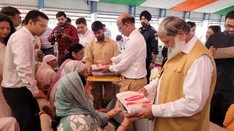 प्रधानमंत्री जी द्वारा बताए गए विकसित भारत के चार स्तंभ-‘‘युवा, अन्नदाता, महिला और गरीब’’-को सशक्त बनाने की दिशा में हरियाणा सरकार ने अभूतपूर्व कदम उठाए - ऊर्जा, परिवहन एवं श्रम मंत्री श्री अनिल विज हमारी डबल इंजन सरकार विकसित भारत के संकल्प के साथ साल 2047 तक एक विकसित हरियाणा का स्पष्ट रोडमैप लेकर आगे बढ़ रही - अनिल विज श्री विज ने आज यमुनानगर में स्वतंत्रता दिवस के अवसर पर ध्वजारोहण किया, अपना शुभ संदेश दिया, देशवासियों को दी बधाई व शुभकामनाएं ऊर्जा मंत्री ने ज्ञात-अज्ञात शहीदों को किया नमन, शहीद स्मारक पहुंचकर शहीदों को दी श्रद्धाजंलि श्री विज ने रंगारंग कार्यक्रम प्रस्तुत करने के लिए 10 लाख रूपए प्रोत्साहित स्वरूप राशि देने और 16 अगस्त को स्कूलों में छुटटी की घोषणा की चण्डीगढ, 15 अगस्त- हरियाणा के ऊर्जा, परिवहन एवं श्रम मंत्री श्री अनिल विज ने आज स्वतंत्रता दिवस के अवसर पर शहीदों को नमन करते हुए विकसित भारत के संकल्प को दोहराते हुए कहा कि प्रधानमंत्री जी द्वारा बताए गए विकसित भारत के चार स्तंभ-‘‘युवा, अन्नदाता, महिला और गरीब’’-को सशक्त बनाने की दिशा में हरियाणा सरकार ने अभूतपूर्व कदम उठाए हैं। उन्होंने कहा कि हमारी डबल इंजन सरकार हरियाणा को नई ऊंचाइयों पर ले जाने के लिए विकसित भारत के संकल्प के साथ साल 2047 तक एक विकसित हरियाणा का स्पष्ट रोडमैप लेकर आगे बढ़ रही हैं। श्री विज आज यमुनानगर में स्वतंत्रता दिवस के अवसर पर आयोजित कार्यक्रम में ध्वजारोहण करने के उपरांत उपस्थित स्वतंत्रता सेनानीगण, उनके परिजन, बुजुर्गों व बच्चों तथा अन्य गणमान्य व्यक्तियों सहित आए हुए जनसमूह को संबोधित कर रहे थे। इस मौके पर स्कूली बच्चों द्वारा रंगारंग सांस्कृतिक कार्यक्रम भी प्रस्तुत किया गया जिसके लिए श्री विज ने 10 लाख रूपए प्रोत्साहित स्वरूप अपने स्वैच्छिक कोष से राशि देने की घोषणा की तथा 16 अगस्त की स्कूलों में छुटटी की भी घोषणा की। इस अवसर पर उन्होंने सभी को स्वतंत्रता दिवस की हार्दिक शुभकामनाएं दी और उन वीर सैनिकों को नमन किया जो सीमाओं पर तिरंगे की शान बनाए रखने के लिए दिन-रात डटे हुए हैं। प्रधानमंत्री के नेतृत्व में ऑपरेशन सिंदूर और ऑपरेशन महादेव ने आतंकवाद को उसकी ही जमीन पर जवाब दिया - विज उन्होंने कहा कि आज हम उन ज्ञात-अज्ञात शहीदों को श्रद्धांजलि अर्पित कर रहे हैं, जिन्होंने भारत की एकता और अखंडता के लिए बलिदान दिया। जब-जब दुश्मन ने हमारी अस्मिता को चुनौती दी, हमारे वीर जवानों ने दुश्मन को करारा जवाब दिया। हाल ही में पहलगाम में हुए आतंकी हमले ने हमारी आत्मा को झकझोर दिया। लेकिन प्रधानमंत्री नरेंद्र मोदी के नेतृत्व में ऑपरेशन सिंदूर और ऑपरेशन महादेव ने आतंकवाद को उसकी ही जमीन पर जवाब दिया और दुनिया को स्पष्ट संदेश दिया कि ‘‘भारत अब चुप नहीं बैठेगा’’। अम्बाला छावनी में ‘आजादी की पहली लड़ाई का शहीद स्मारक’ बनाया जा रहा है - विज श्री विज ने कहा कि वर्तमान हरियाणा सरकार ने अक्तूबर 2014 से जून 2025 तक, 410 शहीदों के आश्रितों को अनुकंपा के आधार पर सरकारी नौकरी दी है। नौजवानों को सेना में भर्ती की तैयारी के लिए चरखी दादरी, हिसार और यमुनानगर में सशस्त्र बल तैयारी संस्थान खोलने का निर्णय लिया हैं, साथ ही रेवाड़ी में एक सैनिक संग्रहालय भी बनाने का प्रस्ताव है। उन्होंने कहा कि 10 मई 1857 को अम्बाला से उठी आजादी की चिंगारी ने पूरे देश में स्वतंत्रता की अलख जगा दी। उसी गौरवशाली स्मृति को संजोने के लिए अम्बाला छावनी में ‘आजादी की पहली लड़ाई का शहीद स्मारक’ बनाया जा रहा है। भारत दुनिया की तीसरी सबसे बडी अर्थव्यवस्था बनने की ओर अग्रसर- विज उन्होंने कहा कि आज भारत केवल सांस्कृतिक और सैन्य शक्ति ही नहीं, बल्कि आर्थिक ताकत के रूप में भी उभर रहा है और 11 वर्ष पहले 14वें स्थान पर रही हमारी अर्थव्यवस्था आज चौथी सबसे बड़ी अर्थव्यवस्था है जो जल्द ही तीसरे स्थान पर पहुंचने की ओर अग्रसर है। पिछले 11 वर्षों में देश में हुए क्रांतिकारी बदलाव प्रधानमंत्री के साहसिक और दूरदर्शी नेतृत्व का परिणाम हैं। पीएम किसान सम्मान निधि, उज्ज्वला योजना, आयुष्मान भारत, पीएम आवास, पीएम सूर्यघर और पीएम गरीब कल्याण अन्न योजनाएं जैसी पहलों ने करोड़ों भारतीयों को सम्मान, बराबरी और आत्मनिर्भरता का अवसर दिया है। ऐतिहासिक फैसलों ने देश को नई दिशा दी है। भगवान श्री राम लला मंदिर निर्माण, तीन तलाक की कुप्रथा का अंत, और अनुच्छेद 370 व 35ए हटाकर जम्मू-कश्मीर को अखंड भारत में शामिल करना, देश की एकता और सम्मान के प्रतीक हैं। ‘म्हारा गांव-जगमग गांव’ के तहत 24 घंटे बिजली देने की सफल योजना लागू- विज उन्होंने कहा कि गरीब और आमजन के जीवन स्तर में सुधार हमारी प्राथमिकता हैै। ‘म्हारा गांव-जगमग गांव’ के तहत 24 घंटे बिजली, हर घर नल से स्वच्छ जल, हैप्पी कार्ड से मुफ्त यात्रा, श्रमिकों को वित्तीय सहायता, किसानों को बोनस और मुआवजा जैसे कदम हमारी प्रतिबद्धता के साक्षी हैं। बिना पर्ची-बिना खर्ची के अब तक 1 लाख 80 हजार युवाओं को नौकरियां दी गई हैं, अनुबंध कर्मचारियों को सुरक्षा मिली है और योगयुक्त-नशामुक्त अभियान से लाखों युवाओं को नई दिशा दी गई है। खेल संस्कृति को बढ़ावा देने के लिए गांव-गांव इंडोर जिम, खेल नर्सरी और योगशालाएं बनाई जा रही हैं। हरियाणा आज ओलंपिक विजेताओं को देश में सबसे अधिक पुरस्कार राशि देने वाला राज्य है। ‘लाडो सखी’ और ‘ड्रोन दीदी’ जैसी योजनाओं से 2 लाख से अधिक महिलाएं आत्मनिर्भर बनी- विज श्री विज ने कहा कि किसानों की सभी फसलों की एमएसपी पर खरीद, आबियाने की समाप्ति, 20 साल से शामलात भूमि पर काबिज पट्टेदारों को मालिकाना हक, 15 हजार 465 करोड़ रूपए का फसल मुआवजा और प्रधानमंत्री किसान सम्मान निधि से 7,000 करोड़ रूपए का सीधा लाभ पहुंचाना हमारे अन्नदाताओं के सम्मान का प्रमाण हैं। महिलाओं के लिए ‘लाडो सखी’ और ‘ड्रोन दीदी’ जैसी योजनाओं से 2 लाख से अधिक महिलाएं आत्मनिर्भर बनी हैं। एक-तिहाई राशन डिपो, अटल किसान मजदूर कैंटीन और वीटा बिक्री केंद्र महिलाओं को सौंपे गए हैं तथा 131 महिला सांस्कृतिक केंद्र खोले गए हैैं। इसके अलावा, 500 रूपए में गरीब महिलाओं को गैस सिलेण्डर मुहैया करवाकर सस्ती गैस योजना से लाखों रसोई रोशन हुई हैं और पंचायतों में 50 प्रतिशत प्रतिनिधित्व से महिलाओं की भागीदारी सुनिश्चित की गई है। सरकार ने अनुसूचित जातियों में आरक्षण का पुनर्विभाजन कर वंचितों को दिया अधिकार - विज श्री विज ने कहा कि सरकार ने अनुसूचित जातियों में आरक्षण का पुनर्विभाजन कर वंचितों को अधिकार दिया है और पिछड़ा वर्ग की क्रीमीलेयर सीमा 6 लाख रूपए से बढ़ाकर 8 लाख रूपए की गई। गरीब परिवारों के लिए हैप्पी योजना से रोडवेज बसों में सालाना 1,000 कि.मी. मुफ्त यात्रा, मुख्यमंत्री विवाह शगुन योजना से बेटियों की शादी पर 71 हजार तक की सहायता और प्रधानमंत्री आवास योजना से 1 लाख 47 हजार मकान उपलब्ध कराए गए हैं। मुख्यमंत्री आवास योजना के तहत 14 शहरों में 15 हजार 256 और 58 ग्राम पंचायतों में 3 हजार 884 प्लॉट दिए गए हैं। आयुष्मान भारत-चिरायु योजना से 22 लाख लोगों को 5 लाख रूपए तक का मुफ्त इलाज मिल रहा है। किडनी रोगियों के लिए सभी सरकारी अस्पतालों और मेडिकल कॉलेजों में मुफ्त डायलिसिस सेवा शुरू की गई है। स्वामित्व योजना के तहत 20 साल से अधिक समय से काबिज दुकानों व मकानों का मालिकाना हक दिया- विज ऊर्जा मंत्री ने कहा कि निवेश और रोजगार को बढ़ावा देने के लिए हमारी सरकार ने बाधा पैदा करने वाले नियम खत्म कर, 150 से अधिक सेवाएं ऑनलाइन की हैं और सभी स्वीकृतियां 12 दिन में देने की व्यवस्था की है। प्रदेश में 10 नए आईएमटी स्थापित किए जा रहे हैं, जिनमें खरखौदा में मारुति सुजुकी का देश का सबसे बड़ा प्लांट युवाओं के लिए हजारों रोजगार लाएगा। व्यापारियों को राहत देने के लिए मुख्यमंत्री शहरी स्वामित्व योजना के तहत 20 साल से अधिक समय से काबिज दुकानों व मकानों का मालिकाना हक दिया गया है। साथ ही, प्रधानमंत्री लघु व्यापारी मानधन योजना से खुदरा विक्रेताओं को न्यूनतम मासिक पेंशन की सुविधा मिल रही है। अंबाला छावनी में बनाया जा रहा हवाई अडडा लगभग तैयार, जल्द ही यहां से उडानें शुरू होंगी - विज उन्होंने कहा कि वन महोत्सव और एक पेड़ मां के नाम अभियान के तहत 2 करोड़ से अधिक पौधे लगाए जा रहे हैं। गांवों में ठोस-तरल कचरा प्रबंधन, 2 हजार 88 अमृत सरोवर और भूजल रिचार्ज जैसी परियोजनाएं क्रियान्वित की हैं। फरीदाबाद व करनाल को स्मार्ट सिटी बनाया जा रहा है, जबकि पीएम ई-बस सेवा के तहत 7 शहरों के लिए 450 बसें स्वीकृत हैं। हिसार का महाराजा अग्रसेन हवाई अड्डा हरियाणा का सबसे बड़ा एयरपोर्ट बनकर औद्योगिक व आर्थिक विकास का नया अध्याय लिख रहा है, जहां से हाल ही में श्री राम लला अयोध्या के लिए हवाई सेवाएं शुरू हुईं। इसी प्रकार, हरियाणा को नई ऊंचाईयों पर ले जाने के लिए अंबाला छावनी में भी बनाया जा रहा हवाई अडडा लगभग तैयार है और जल्द ही यहां से उडानें शुरू होंगी। ऊर्जा मंत्री की अपील- हर चुनौती में देश की गरिमा, अखंडता और स्वतंत्रता की रक्षा करेंगे श्री विज ने उपस्थित लोगों से अपील करते हुए कहा कि हम संकल्प लें कि हर चुनौती में देश की गरिमा, अखंडता और स्वतंत्रता की रक्षा करेंगे, और आने वाले कल के लिए सशक्त, आत्मनिर्भर, विश्व में अग्रणी भारत की नींव रखेंगे क्योंकि यही हमारे शहीदों के प्रति सच्ची श्रद्धांजलि होगी। इस अवसर पर उन्होंने स्वतंत्रता दिवस के अवसर पर यमुनानगर में स्वतंत्रता दिवस की तैयारियों में, विशेषतौर पर अधिकारियों/कर्मचारियों व स्कूली बच्चों को अपने योगदान देने के लिए बधाई व शुभकामनाएं दी। इससे पूर्व, श्री विज ने जगाधरी पुलिस लाईन में जाकर शहीद स्मारक पर शहीदों को श्रद्धांजंलि अर्पित की। यमुनानगर में आयोजित स्वतंत्रता दिवस कार्यक्रम में श्री विज ने परेड का निरीक्षण किया और मार्चपास्ट की सलामी ली तथा स्वतंत्रता सेनानियों एवं शहीदों के परिजनों को उनके पास जाकर सम्मानित भी किया। साथ ही, उन्होंने अधिकारियों, कर्मचारियों व सांस्कृतिक कार्यक्रम प्रस्तुत करने वाले बच्चों को भी सम्मानित किया। इस मौके पर यमुनानगर भाजपा जिला अध्यक्ष राजेश सपडा, भाजपा नेता कपिल विज, जिला प्रशासन के अधिकारी, जाने-माने नेतागण, गणमान्य व्यक्तिगण भी उपस्थित थे।
